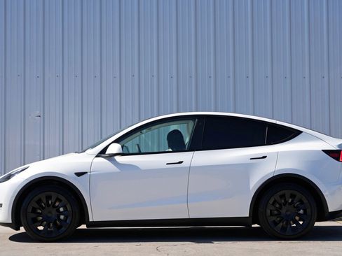Used 2021 Tesla Model Y Long Range image 9