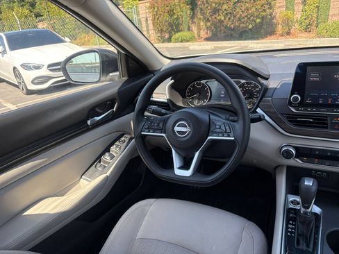 Used 2025 Nissan Altima 2.5 SV FWD image 34