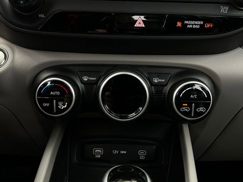 Used 2025 Hyundai Venue SEL image 27