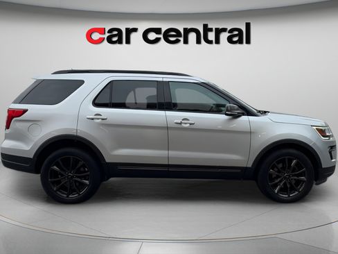Used 2018 Ford Explorer XLT w/ XLT Appearance Package AWD/4WD image 6
