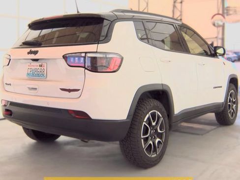 Used 2025 Jeep Compass Trailhawk AWD/4WD image 3
