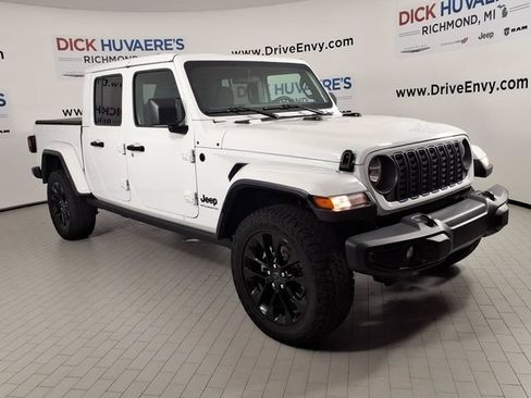 Used 2025 Jeep Gladiator Sport AWD/4WD image 3