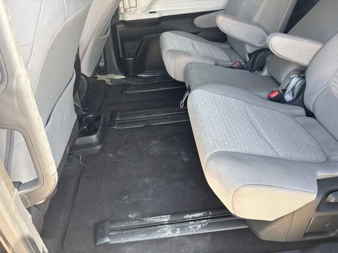 Used 2025 Toyota Sienna LE FWD image 21