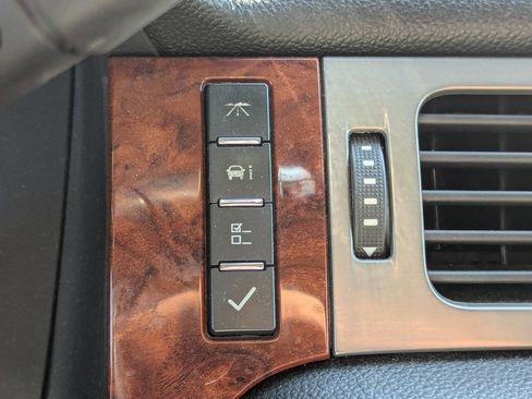 Used 2013 Chevrolet Avalanche LTZ image 23