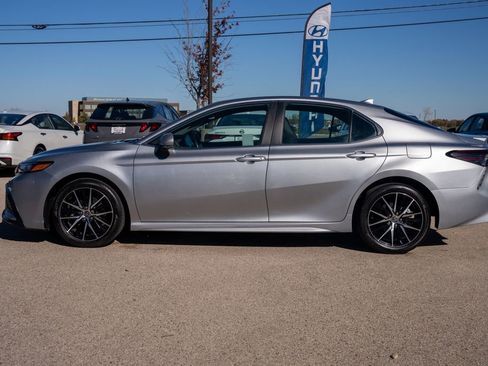 Used 2023 Toyota Camry SE image 4