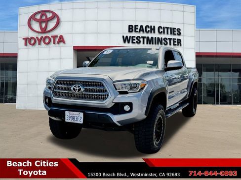 Used 2017 Toyota Tacoma TRD Off-Road AWD/4WD image 4