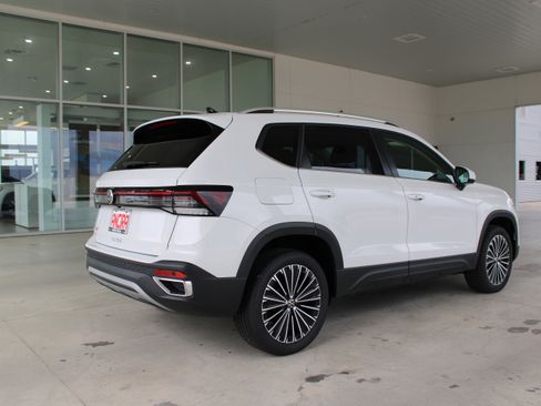 New 2025 Volkswagen Taos SE image 3