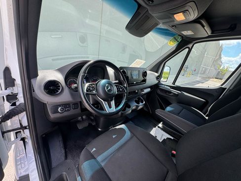 Used 2022 Mercedes-Benz Sprinter 1500 image 12