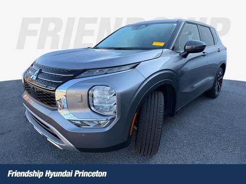 Used 2022 Mitsubishi Outlander SE image 1