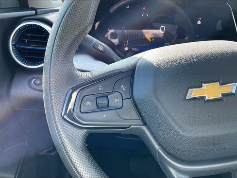 Used 2025 Chevrolet Trax LT FWD image 19