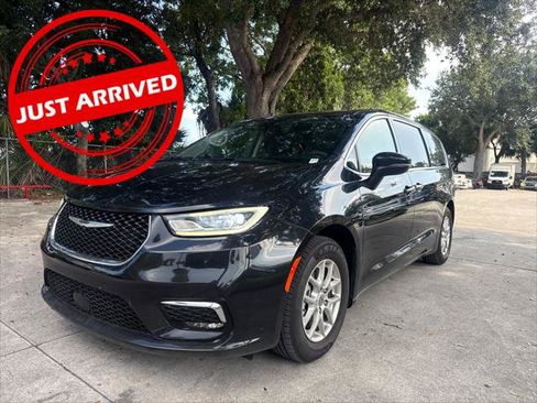 Used 2023 Chrysler Pacifica Touring-L FWD image 1