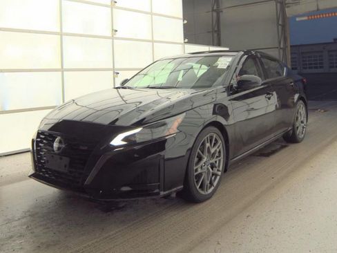 Used 2023 Nissan Altima 2.0 SR image 2