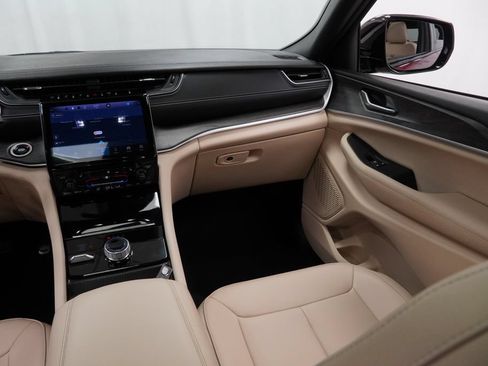Certified 2025 Jeep Grand Cherokee Limited AWD/4WD image 28