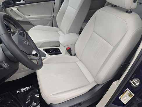 Used 2023 Volkswagen Tiguan SE w/ Panoramic Sunroof Package FWD image 15