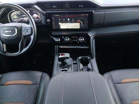 Used 2023 GMC Sierra 1500 AT4 w/ AT4 Premium Package AWD/4WD image 3