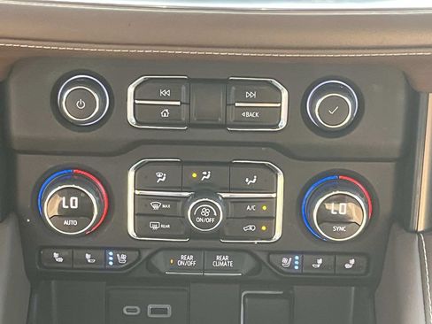 Used 2022 Chevrolet Suburban High Country AWD/4WD image 16