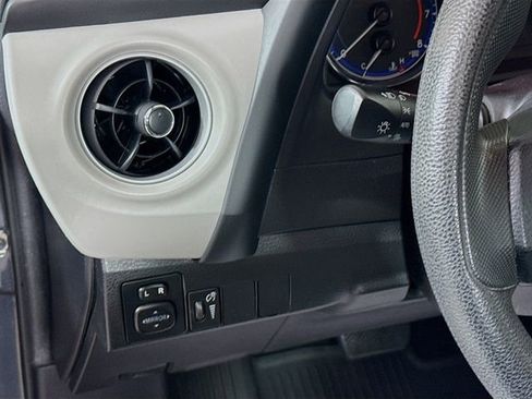 Used 2018 Toyota Corolla LE image 11