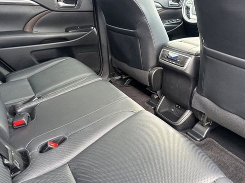 Used 2018 Toyota Highlander Limited w/ Carpet Mat Package (TMS) image 16