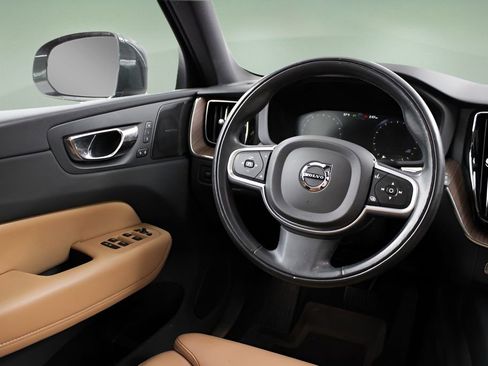 Used 2019 Volvo XC60 T5 Momentum w/ Multimedia Package image 12