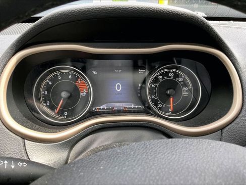 Used 2017 Jeep Cherokee Limited w/ Luxury Group AWD/4WD image 8