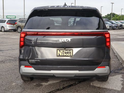 Used 2025 Kia Carnival FWD image 5