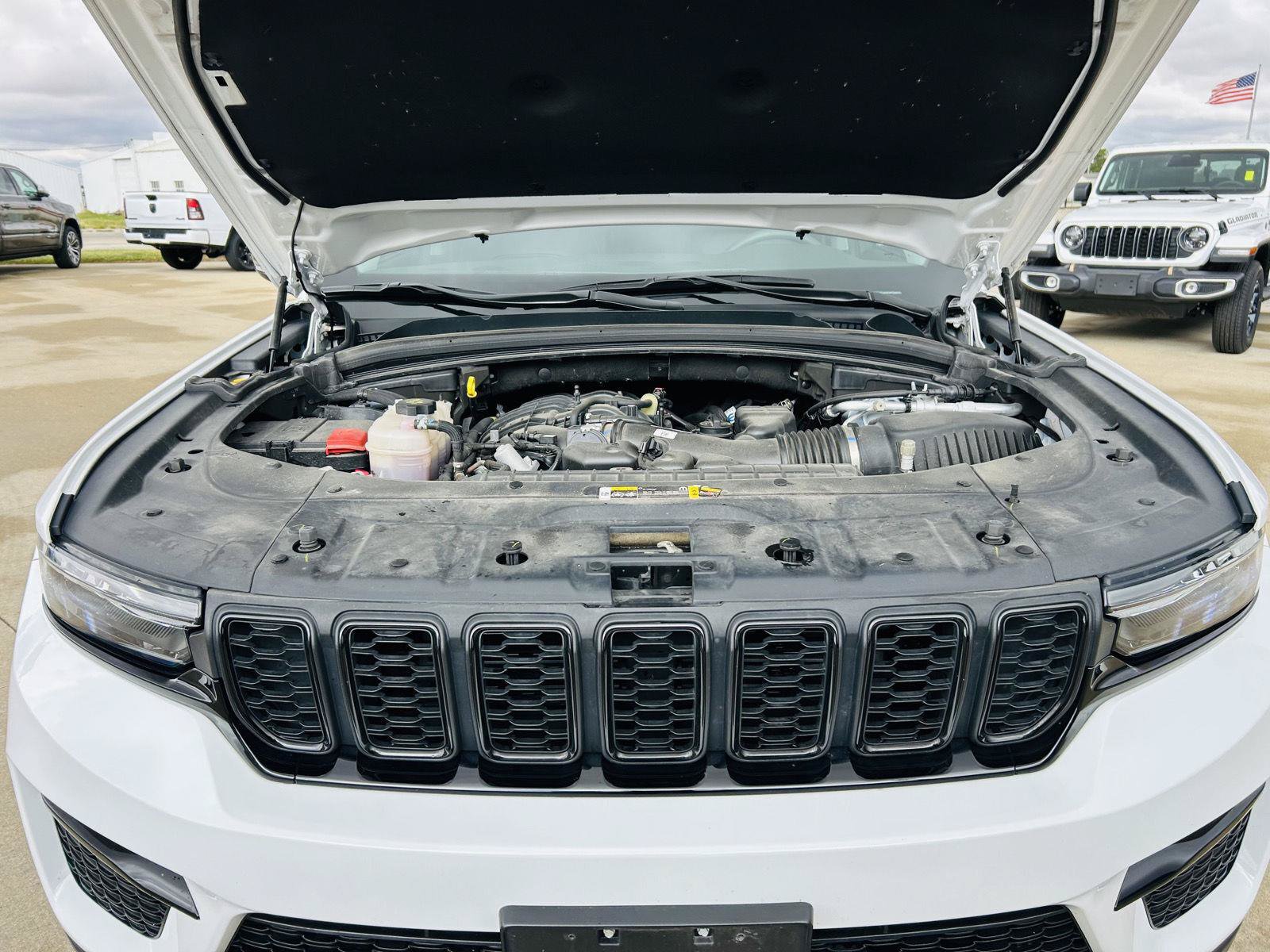 Used 2023 Jeep Grand Cherokee Limited w/ Black Appearance Package AWD/4WD image 45