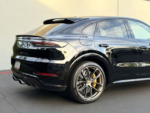 Used 2023 Porsche Cayenne Turbo S image 5