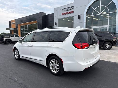 Used 2017 Chrysler Pacifica Touring-L Plus w/ Tire & Wheel Group FWD image 3