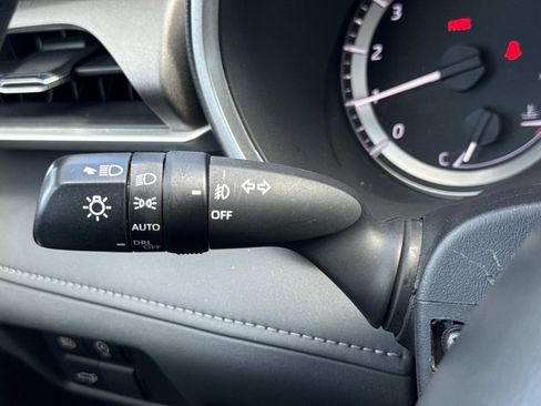 Used 2023 Toyota Highlander XLE image 16