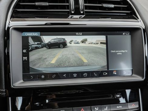 Used 2019 Jaguar XE S RWD image 31