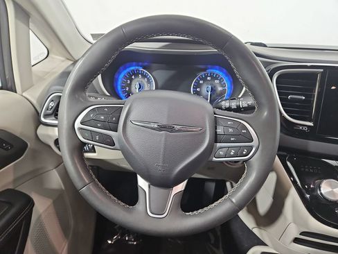 Used 2023 Chrysler Pacifica Touring-L FWD image 15