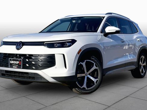 New 2026 Volkswagen Tiguan SE FWD image 1