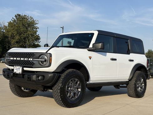 New 2025 Ford Bronco Badlands image 1