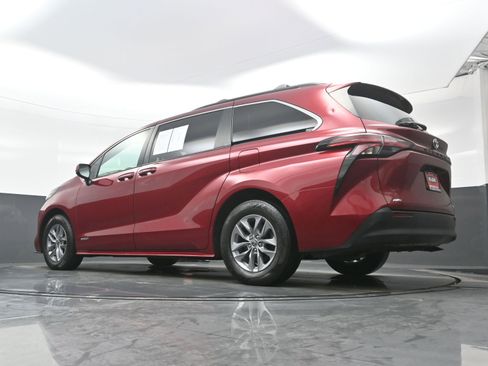 Used 2021 Toyota Sienna LE image 31