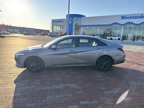 Used 2021 Hyundai Elantra SEL image 3