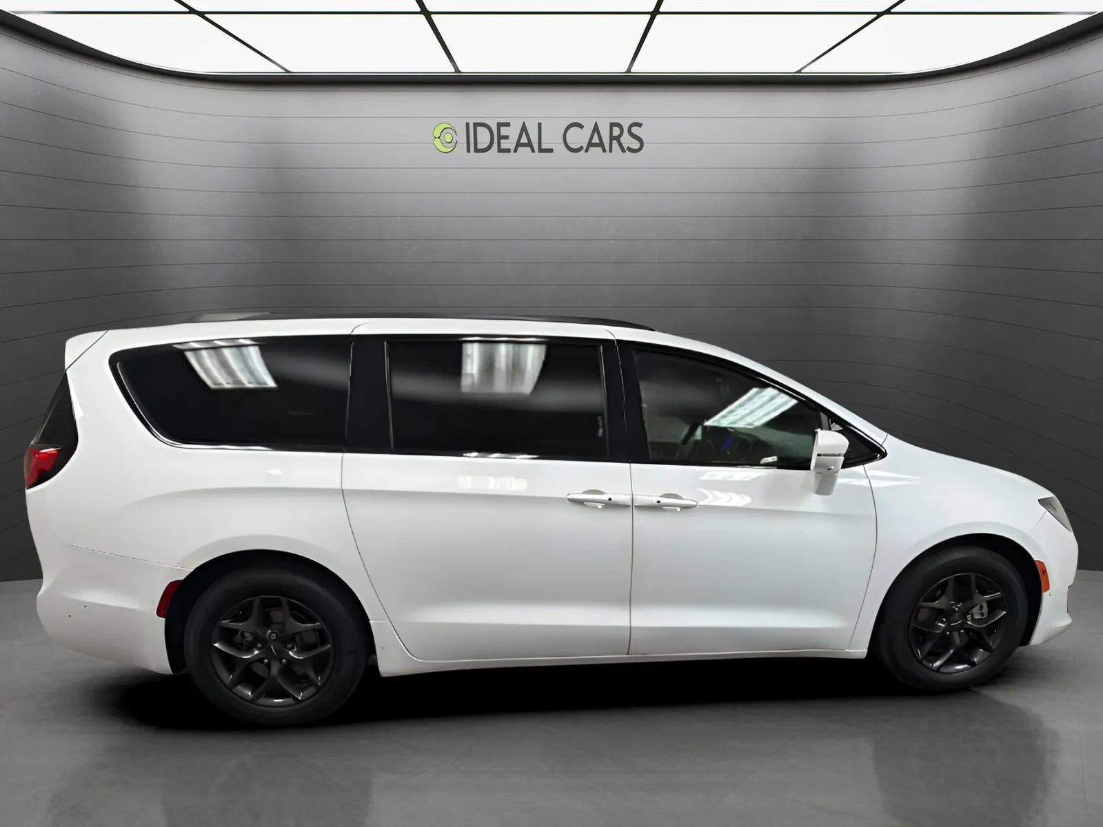 Used 2018 Chrysler Pacifica Limited w/ Advanced Safetytec Group FWD image 4