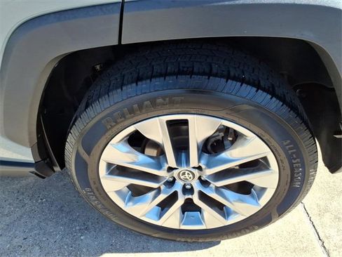 Used 2021 Toyota RAV4 XLE Premium image 19