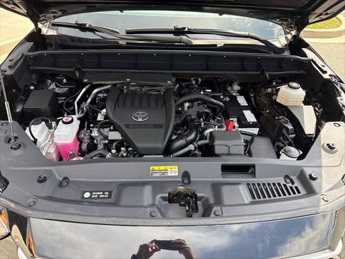 Used 2024 Toyota Highlander XLE AWD/4WD image 32
