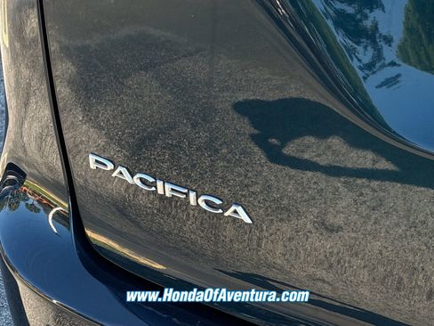 Used 2023 Chrysler Pacifica Touring-L FWD image 10