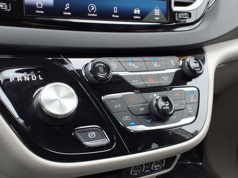 Used 2024 Chrysler Pacifica Touring-L image 20