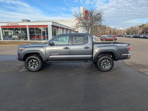 Used 2022 Toyota Tacoma TRD Off-Road image 2