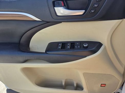 Used 2019 Toyota Highlander Limited FWD image 28