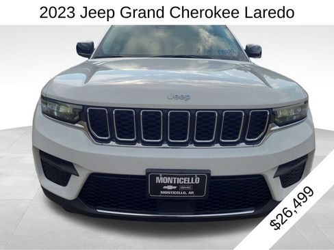 Used 2023 Jeep Grand Cherokee Laredo w/ Luxury Tech Group I AWD/4WD image 2