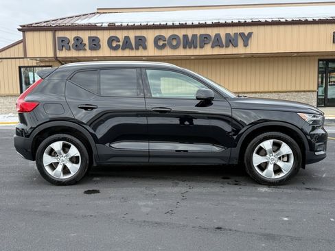 Used 2022 Volvo XC40 T5 Momentum image 9
