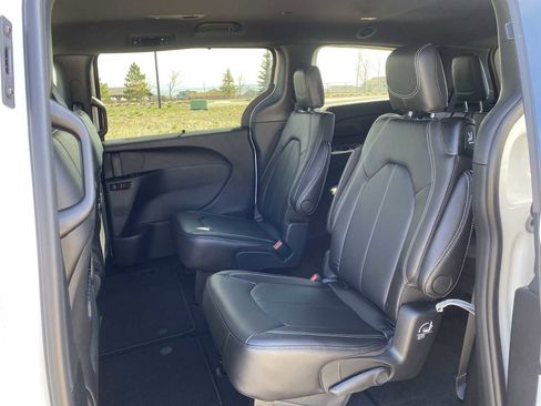 New 2026 Chrysler Pacifica Select AWD/4WD image 35