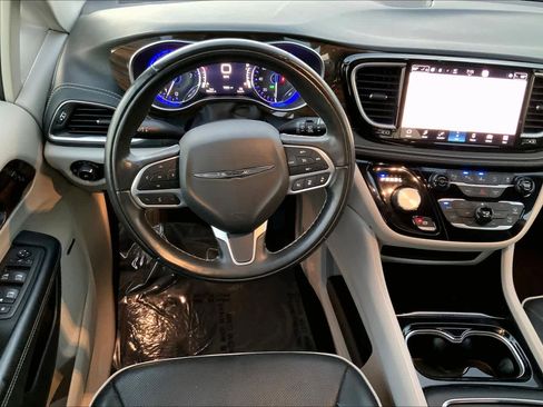 Used 2022 Chrysler Pacifica Limited FWD image 6