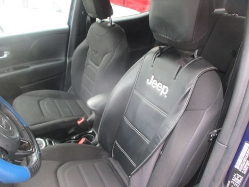 Used 2017 Jeep Renegade Altitude AWD/4WD image 13