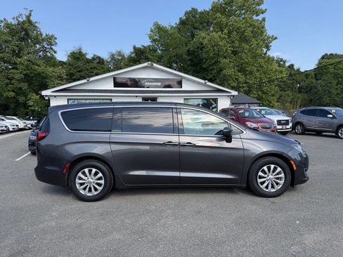 Used 2018 Chrysler Pacifica Touring Plus FWD image 8
