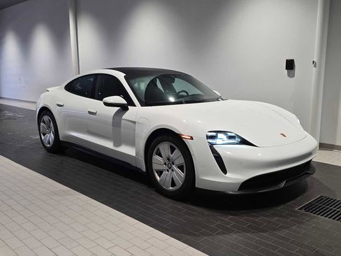 Used 2022 Porsche Taycan image 9