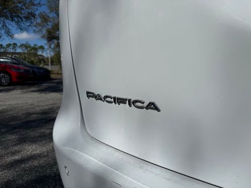 Used 2024 Chrysler Pacifica Touring-L image 12